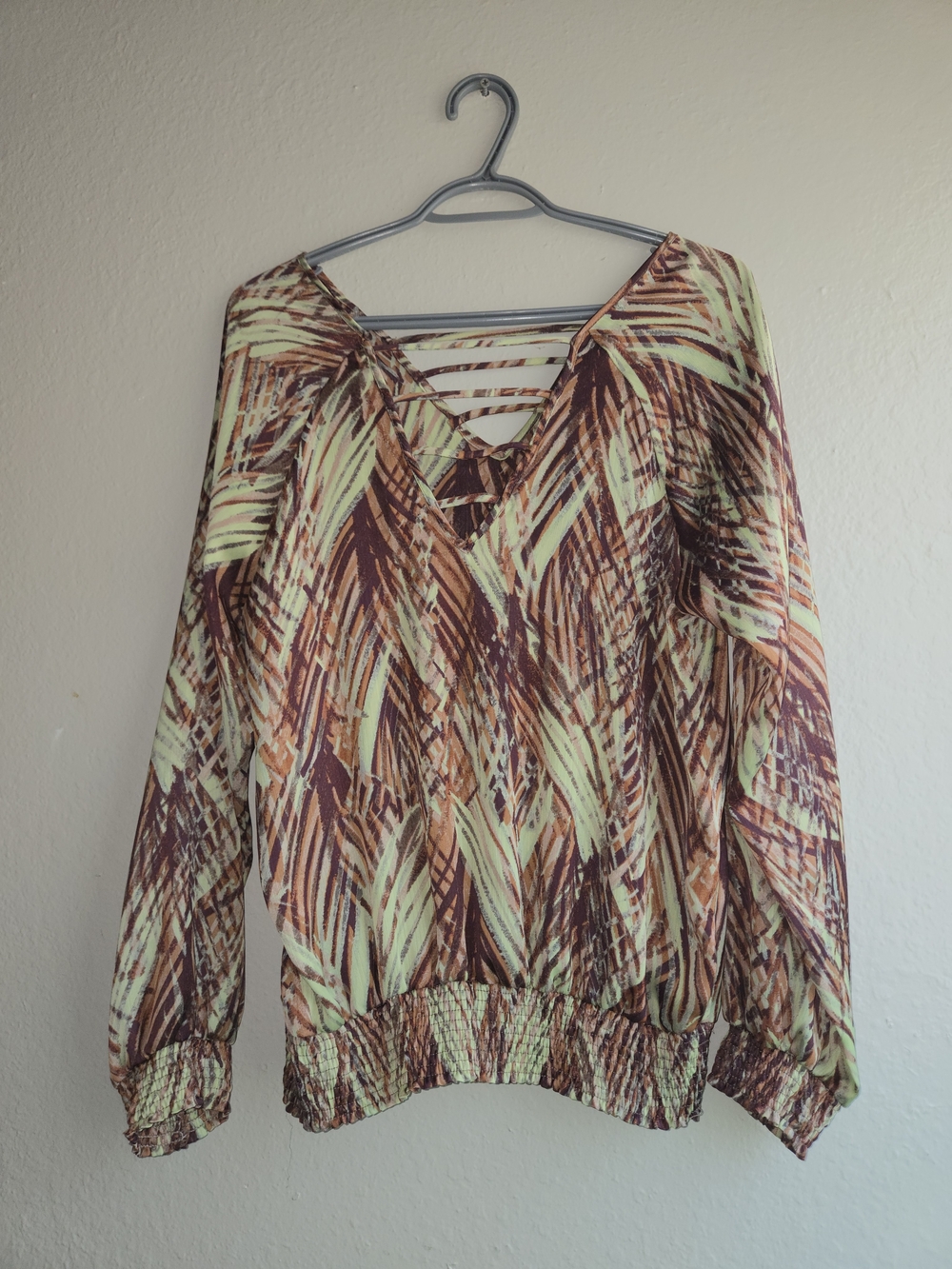 Democracy Women's Small Blouse Long Sleeve Printed Criss-Cross Neck Elastic Hem